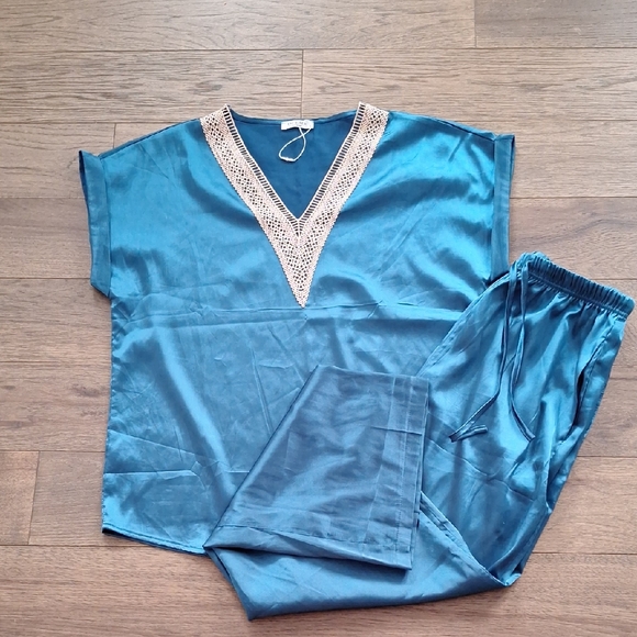 Silky Soft Satin Set - Picture 1 of 3